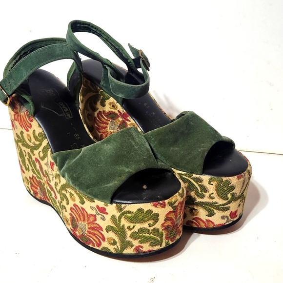 Shoes - VINTAGE!!! platform wood wedge shoes they are beautiful size 8 5